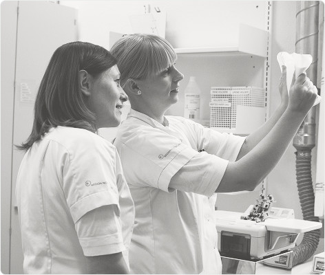 nurses-looking-at-bag